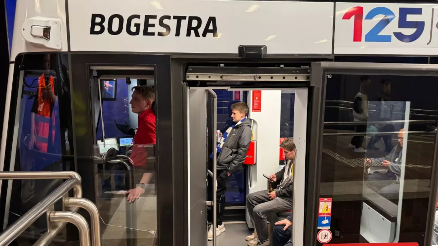 Eine Straßenbahn von der Seite im Detail fotografiert