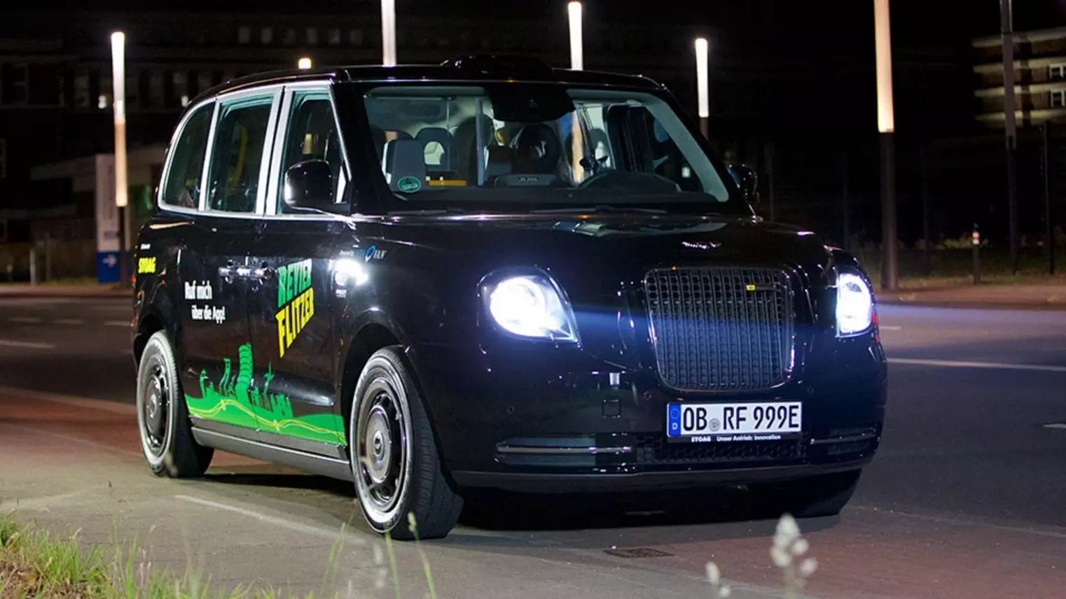 Ein Revierflitzer-Fahrzeug parkt in der Dunkelheit an einer Straße