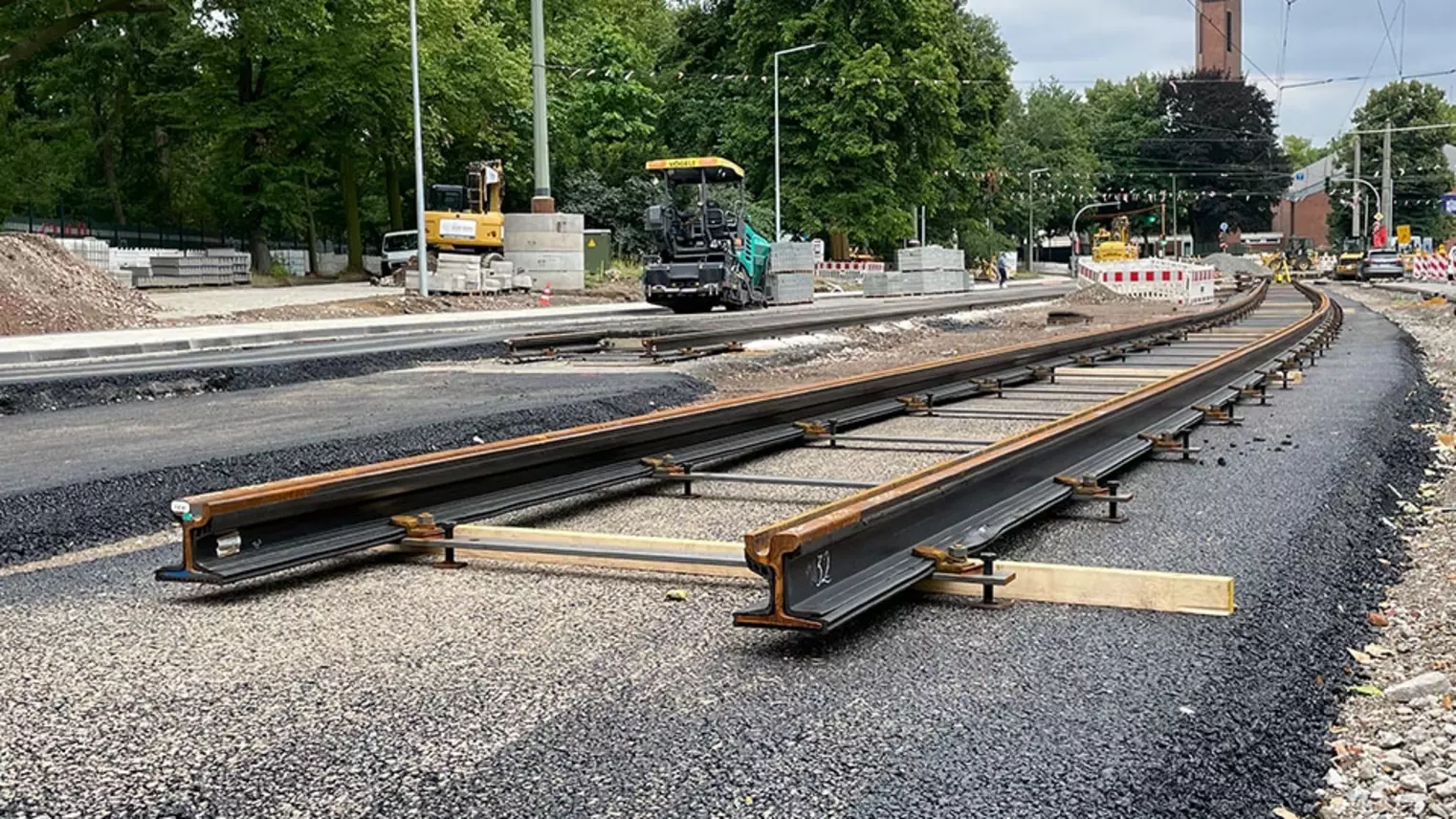 Neubau Haltestelle Brückelstraße: Neue Gleise auf neuem Asphalt verlegt