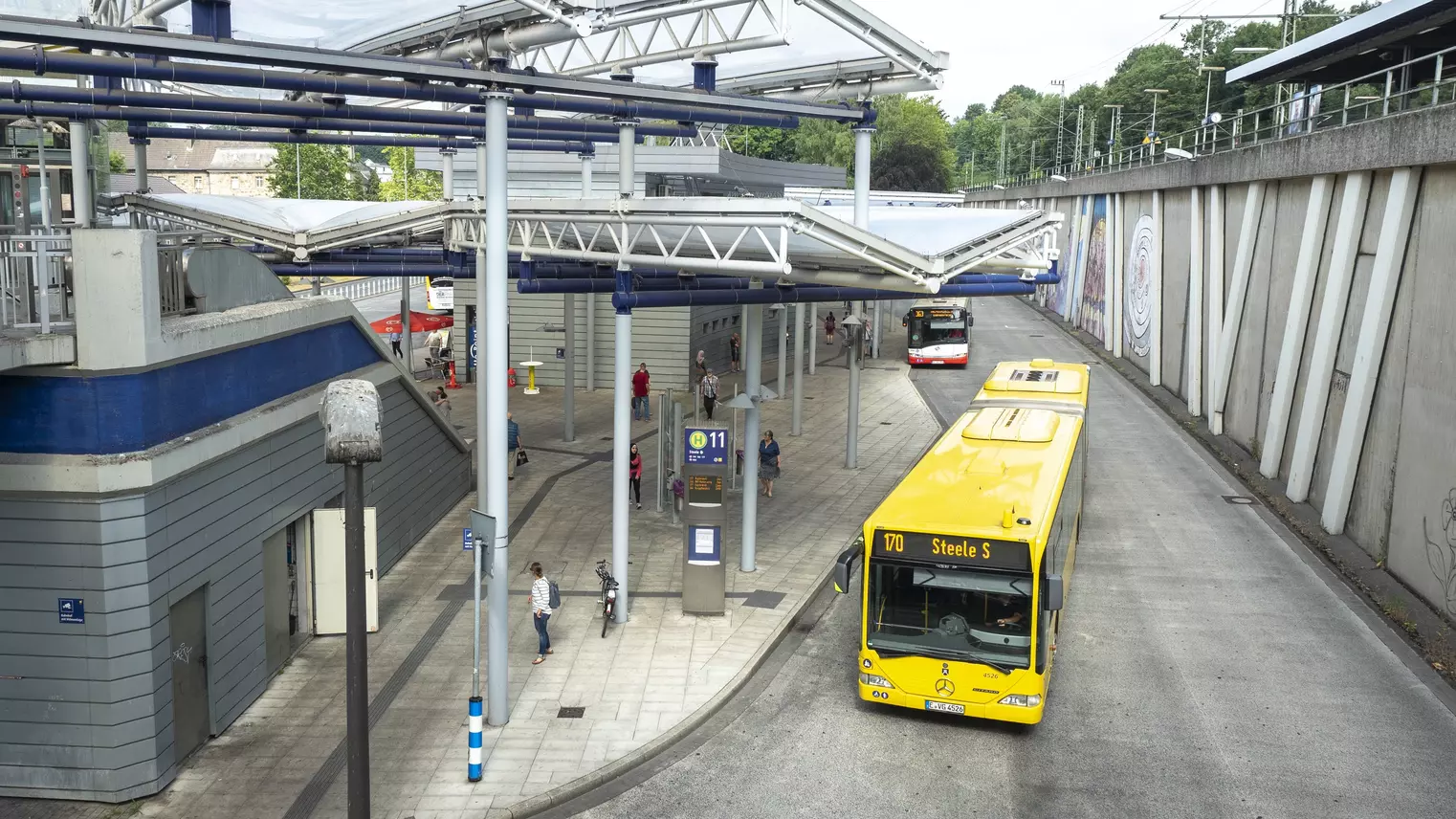 Ein gelber Bus am Busbahnhof