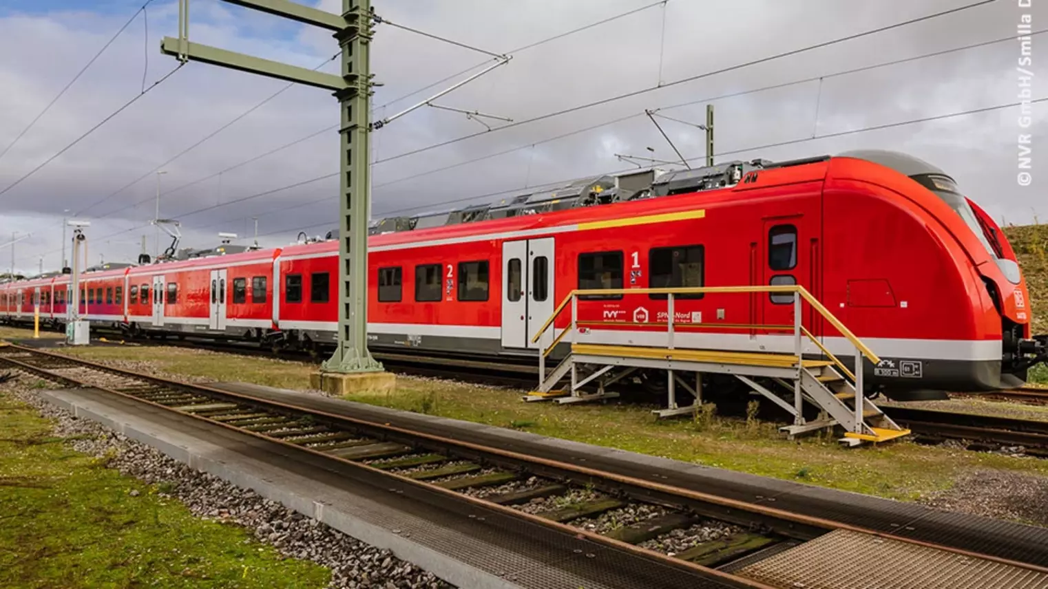 Eine Regionalbahn am Bahnsteig