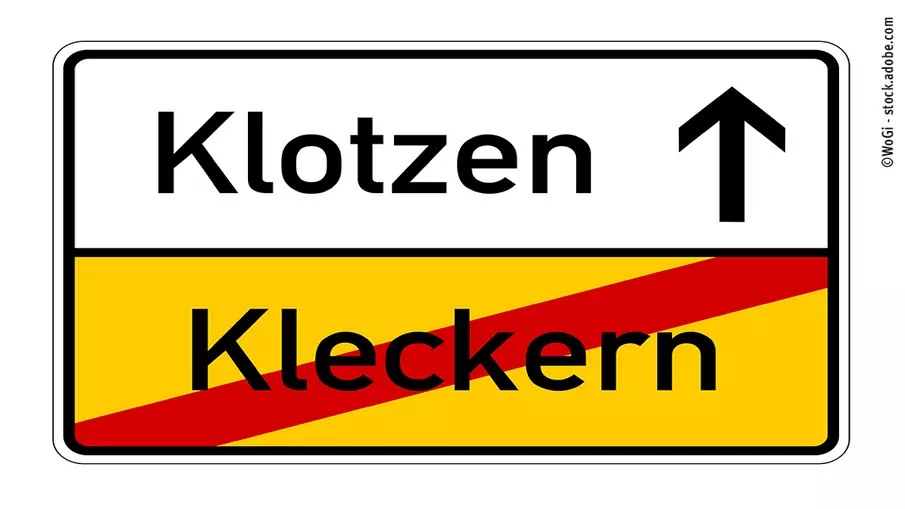 Schild mit dem durchgestrichenen Wort "Kleckern" unten und dem Wort "Klotzen" oben