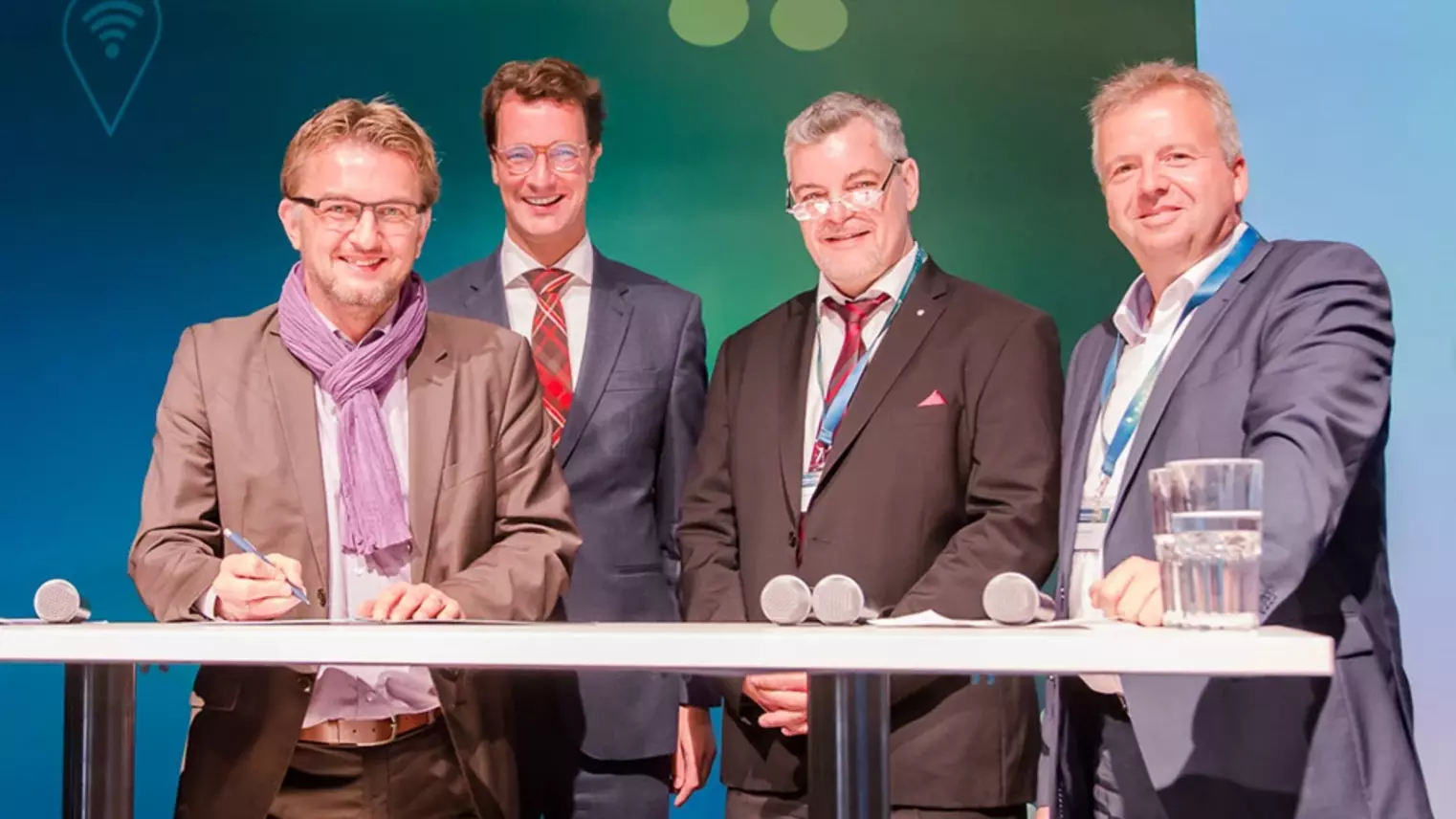 v. l. Joachim Künzel (Geschäftsführer NWL), Hendrik Wüst (Verkehrsminister des Landes NRW), Ronald R.F. Lünser (Vorstandssprecher VRR), Heiko Sedlaczek (Geschäftsführer NVR)