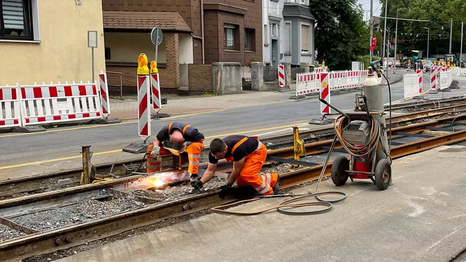 Neubau Haltestelle Brückelstraße: Zwei Bauarbeiter sind mit Schweißarbeiten beschäftigt