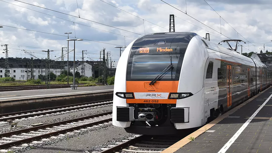 Ansicht eines Zuges der Linie RE 6 (RRX) an einem Bahnsteig