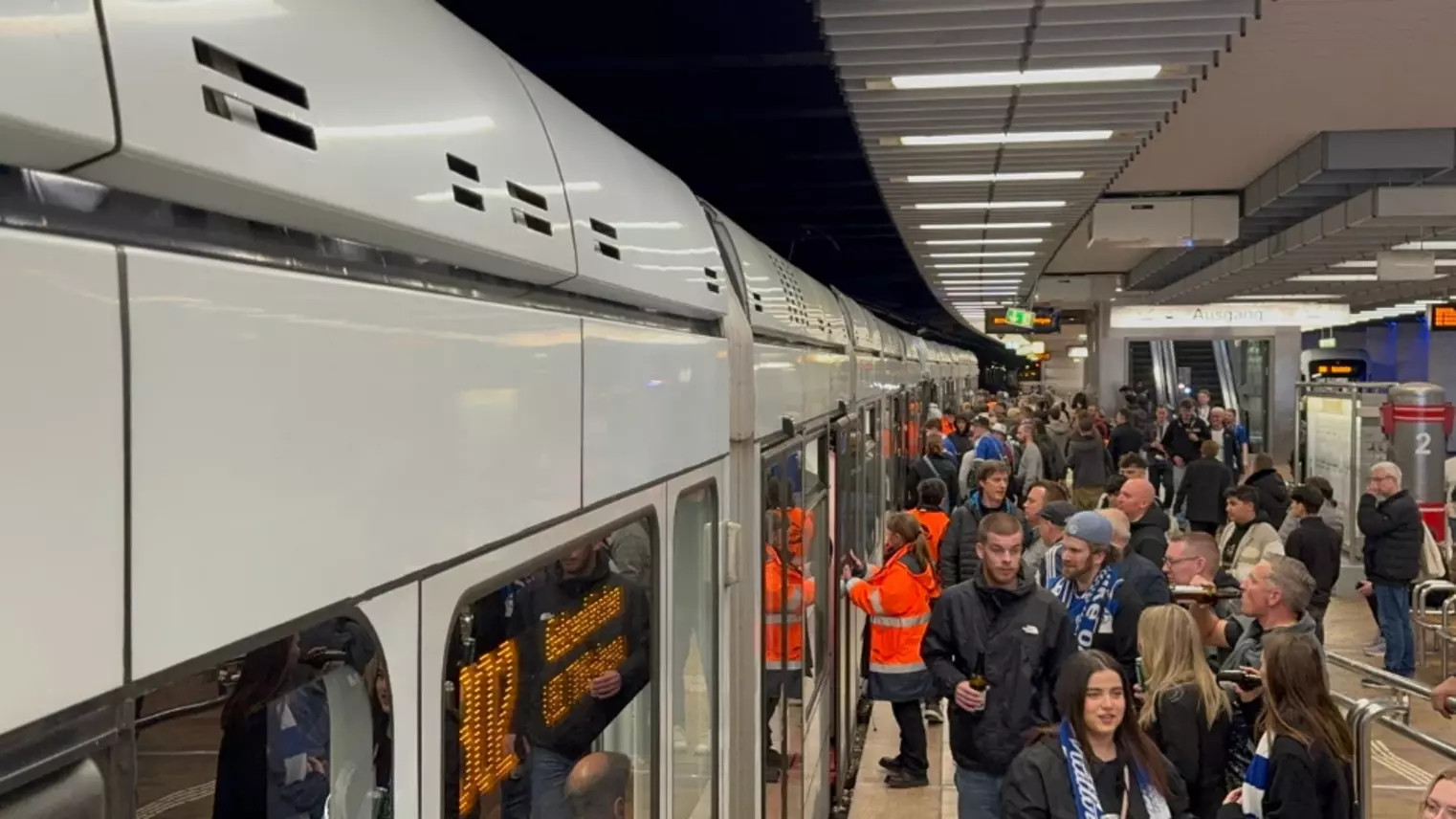 Eine Straßenbahn am Gelsenkirchener Hbf 