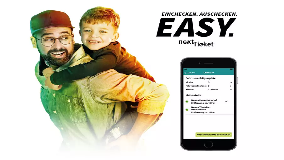 Ein Vater nimmt seinen Sohn Huckepack, rechts neben den beiden ist ein Smartphone zu sehen, dass den Eincheck-Vorgang bei nextTicket zeigt.