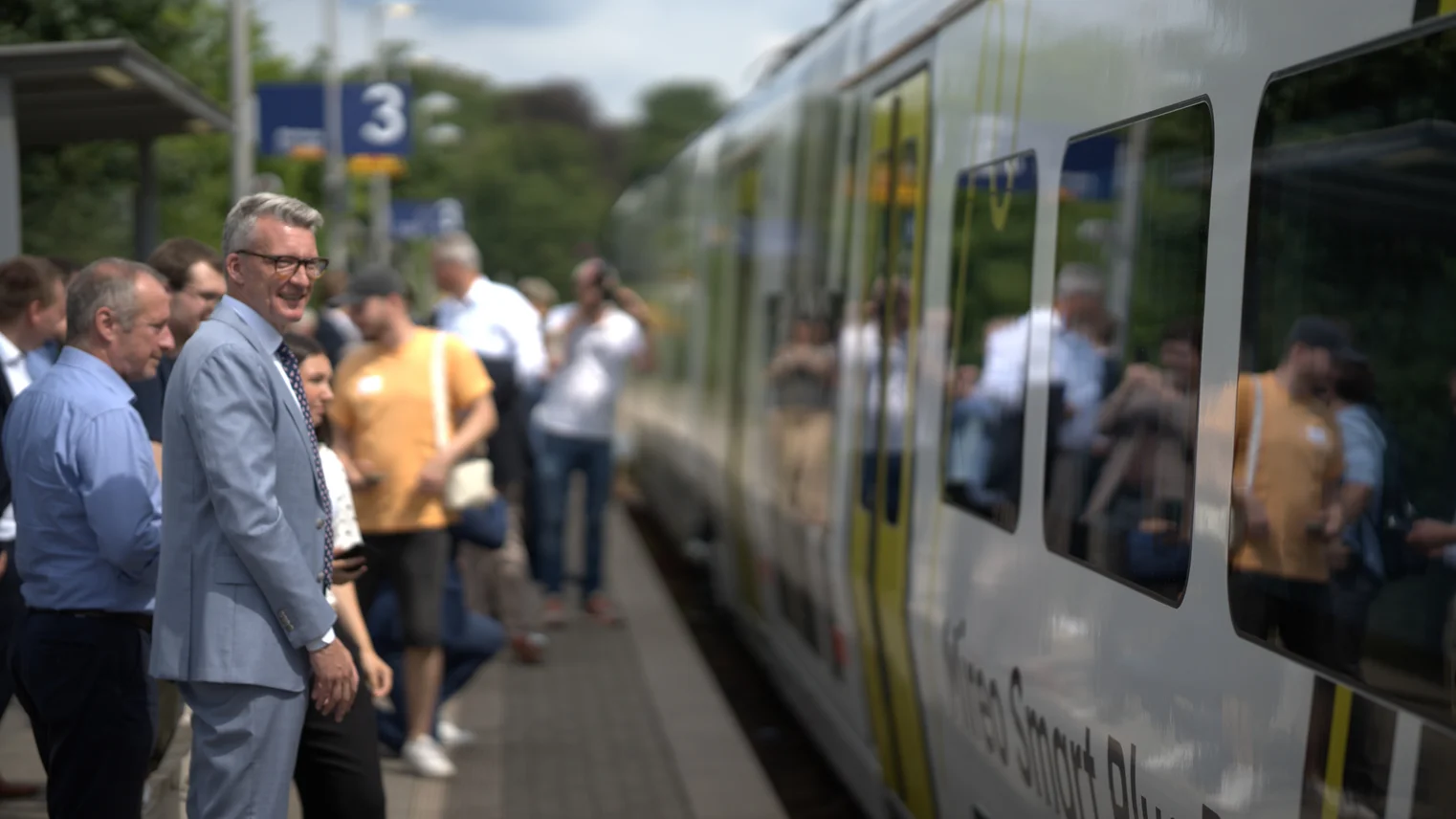 © Regiobahn Eine Gruppe von Menschen vor einem Zug