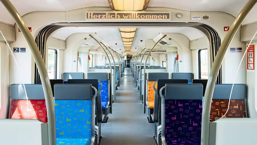 Blick in den Innenraum einer S-Bahn mit den bunten Sitzen im S-Bahn-Design