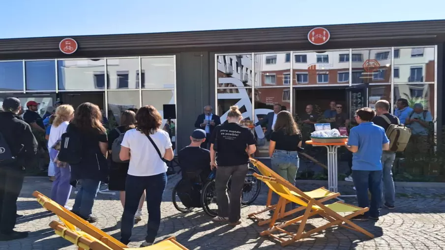 Menschen versammeln sich vor einer Radstation