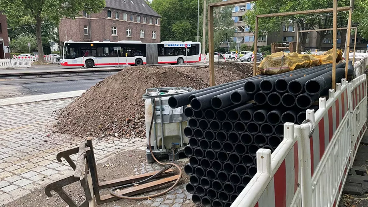 Neubau Haltestelle Brückelstraße: Blick auf gelagerte Materialien, beispielsweise Rohre