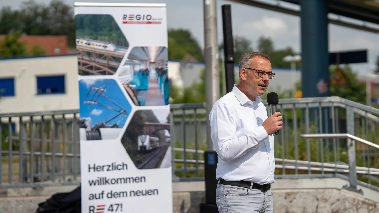 © Regiobahn Ein Mann am Mikrofon