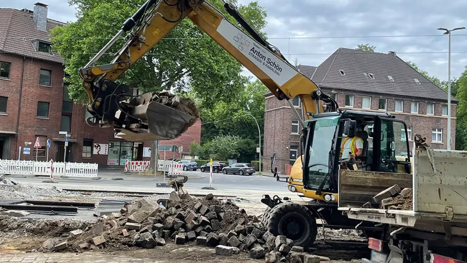 Neubau Haltestelle Brückelstraße: Ein Bagger verraumt altes Kopfsteinpflaster