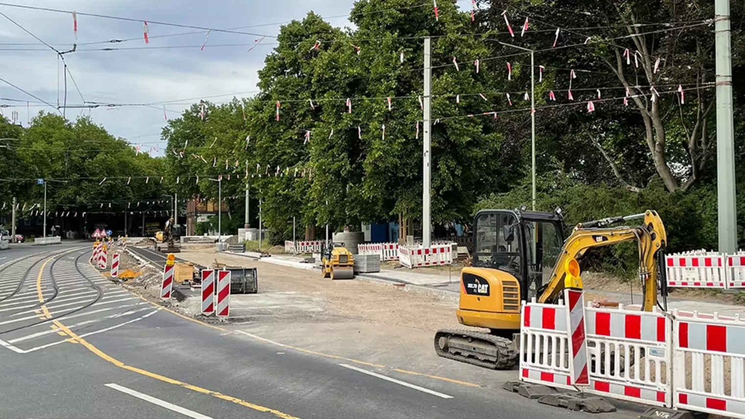 Neubau Haltestelle Brückelstraße: Blick auf die Baustelle, rechts im Bild ist eine Baumaschine zu sehen