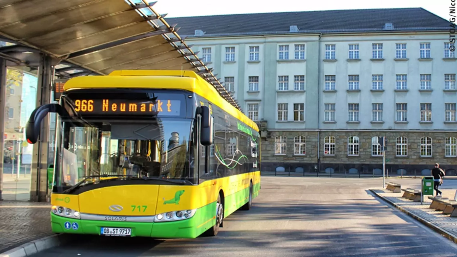 Ein Elektrobus steht in Oberhausen an einer Haltestelle