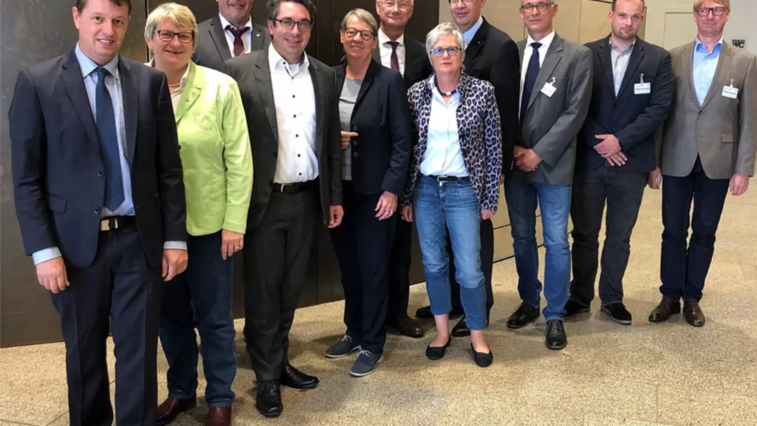 Auf dem Foto (v.l.n.r.): Stephan Haupt MdL; Britta Oellers MdL; VRR-Vorstandssprecher Ronald R.F. Lünser; Stefan Rouenhoff MdB; Dr. Barbara Hendricks MdB; Landrat Wolfgang Spreen; Margret Voßeler-Deppe MdL; NRW-Konzernbevollmächtigter der DB AG, Werner Lübberink; Reiner Krieger und Lukas Joost, DB Netz AG; Hartmut Körbs, Geschäftsführer und Eisenbahnbetriebsleiter der NordWestBahn GmbH; es fehlt Dietmar Brockes MdL