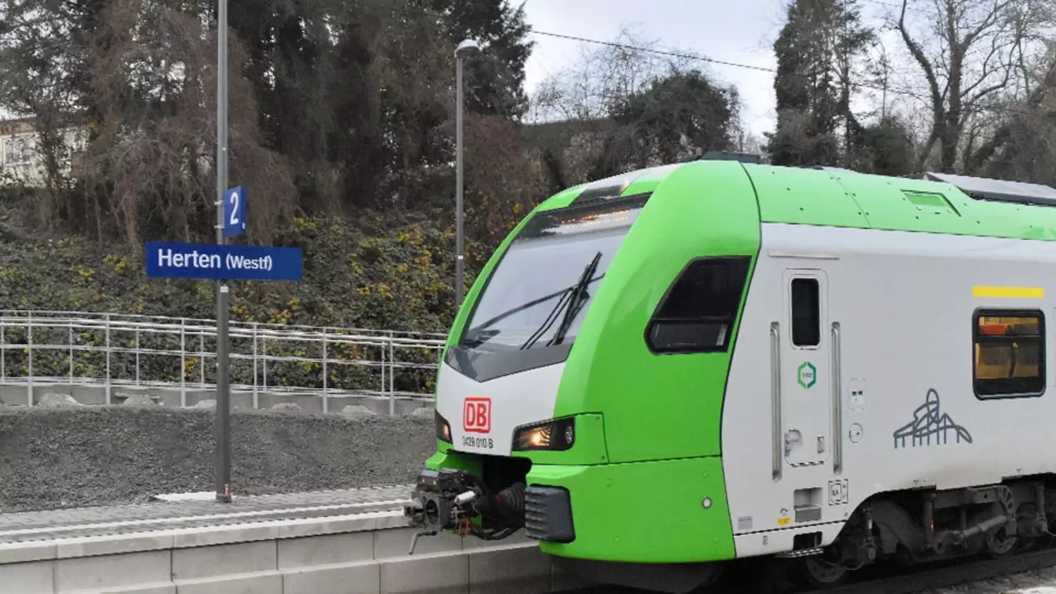 Ein Zug der Linie S9 am Bahnhof Herten