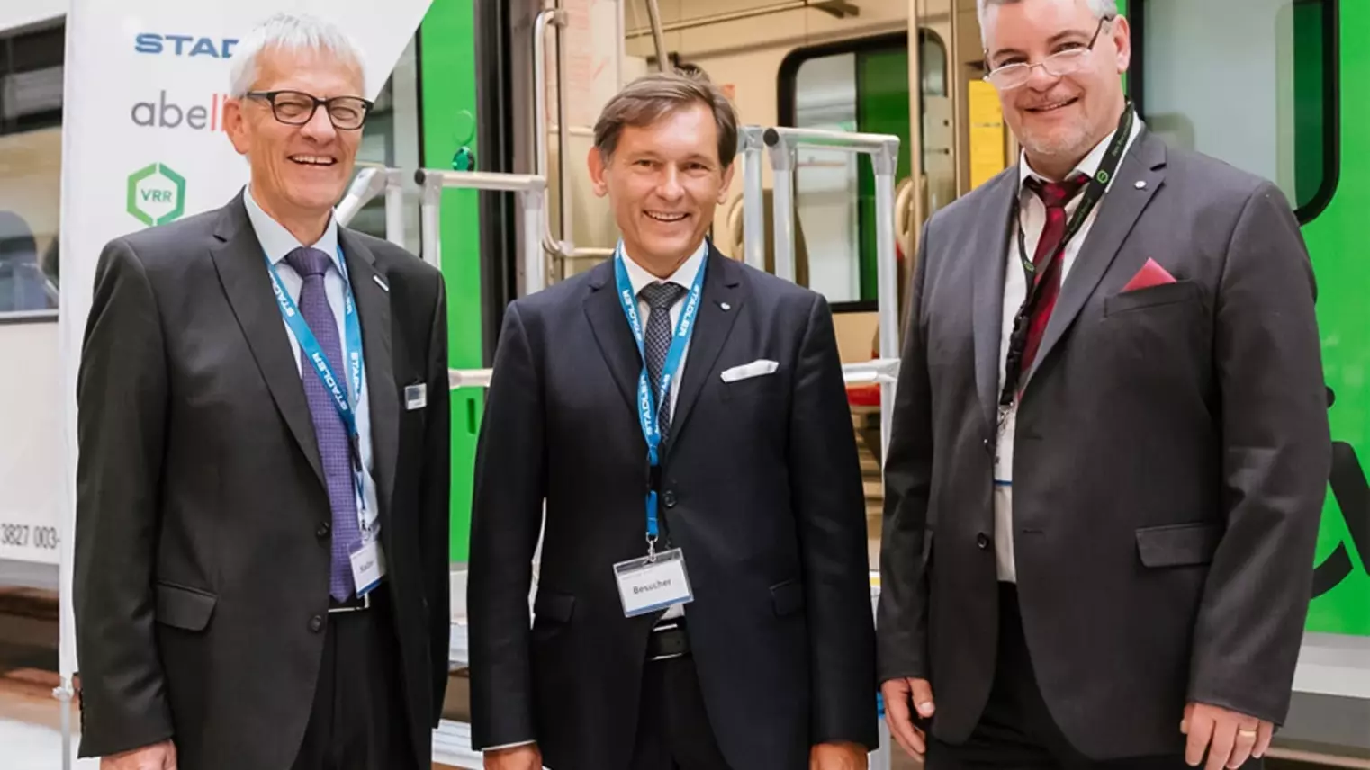 Gruppenbild des VRR-Vorstandssprechers und dem Leiter der Division Service der Firma Stadler zusammen mit dem Oberbürgermeister der Stadt Herne