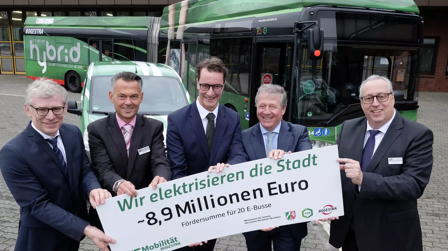 Gruppenbild VRR und Land fördern E-Busse bei der BOGESTRA