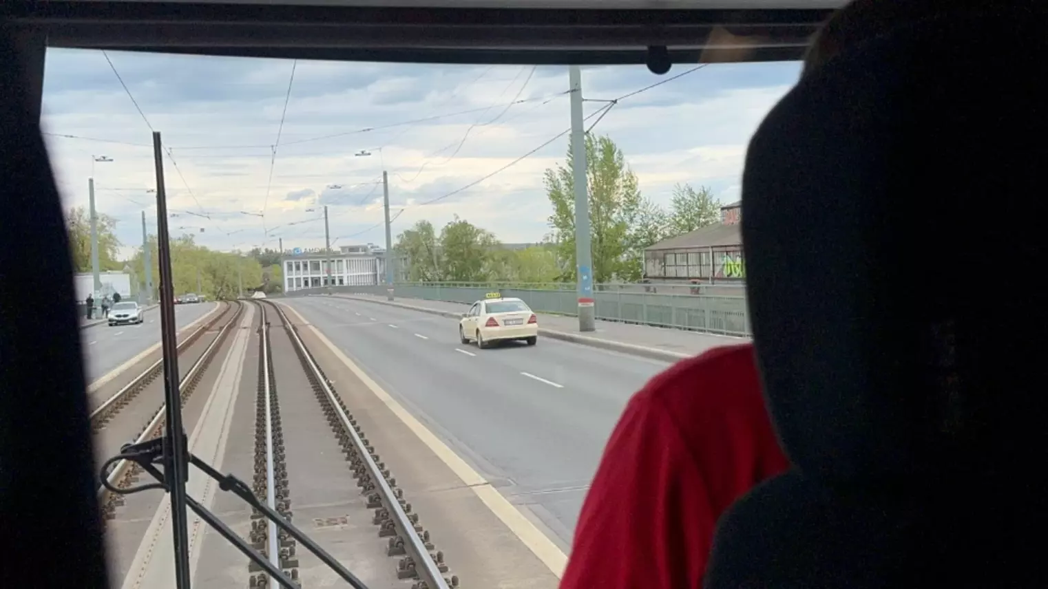 Der Blick aus der Straßenbahnkabine in Richtung Straße