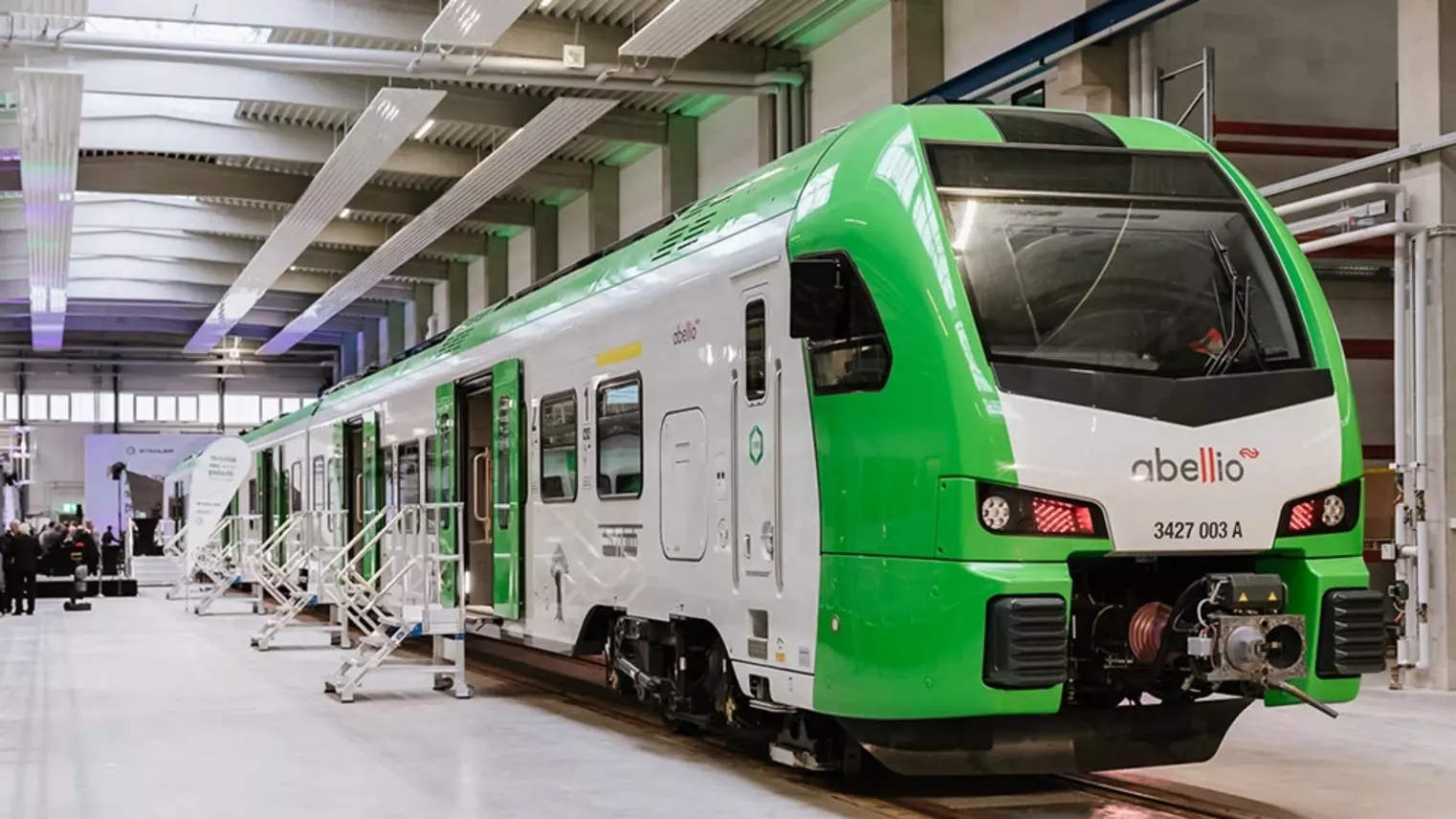 Eine S-Bahn im VRR-Design in der Werkstatt