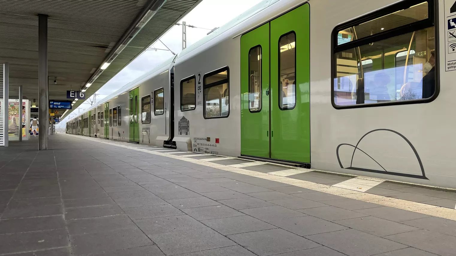 Eine  S-Bahn Rhein-Ruhr am Bahnsteig des Bahnhofs Gelsenkirchen