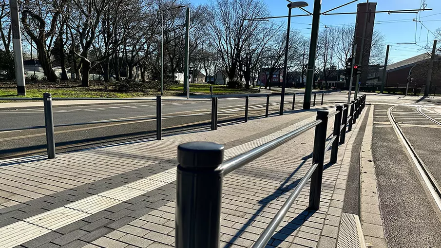 Neubau Haltestelle Brückelstraße: Blick auf die neue Rampe zum Bahnsteig mit Geländer an beiden Seiten und taktilen Leitelementen