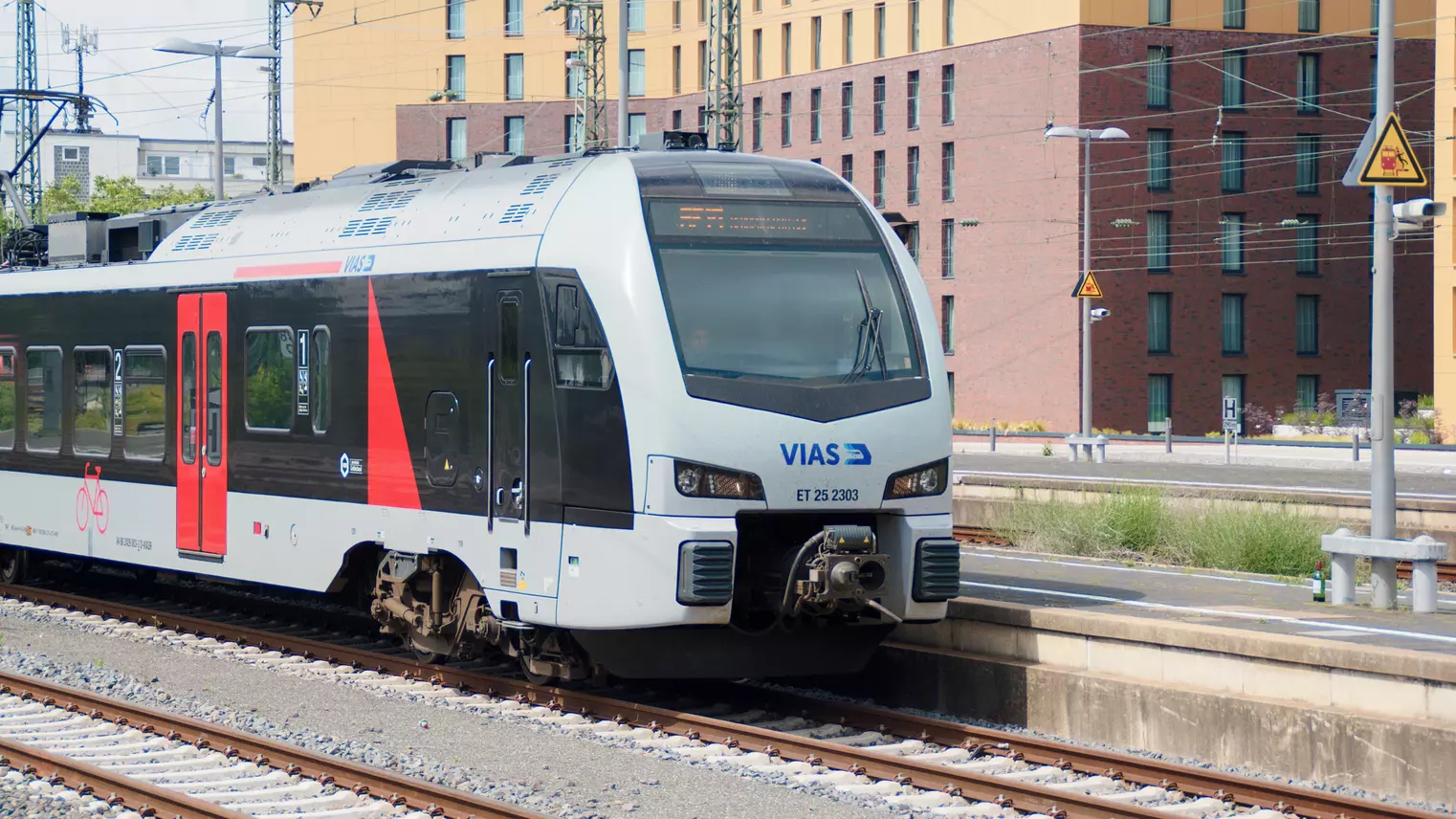 Ein Zug am Bahnsteig