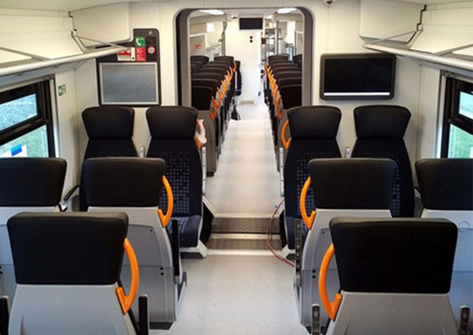 Ein RRX Zug-Innenraum mit den Sitzflächen