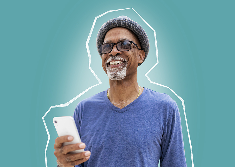 Ein Herr mittleren Alters hält sein Smartphone in der Hand und lächelt