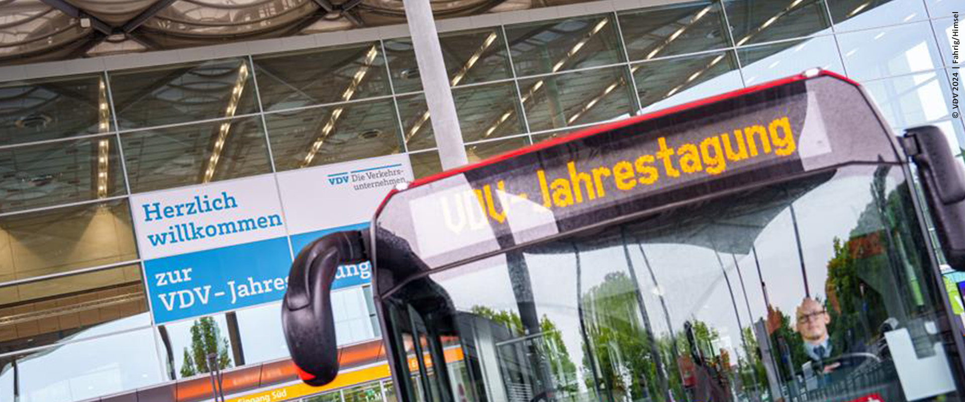 Blick auf einen Linienbus vor der Messe Düsseldorf, im Fahrzeugdisplay ist "VDV-Jahrestagung" zu lesen