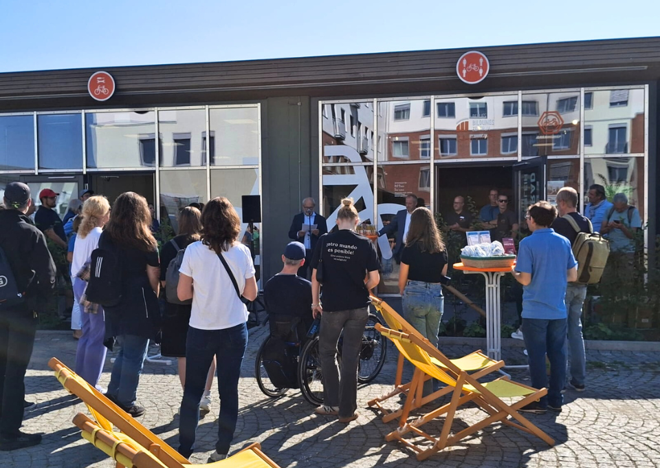 Menschen versammeln sich vor einer Radstation