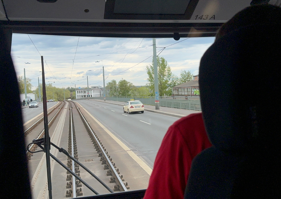 Der Blick aus der Straßenbahnkabine in Richtung Straße