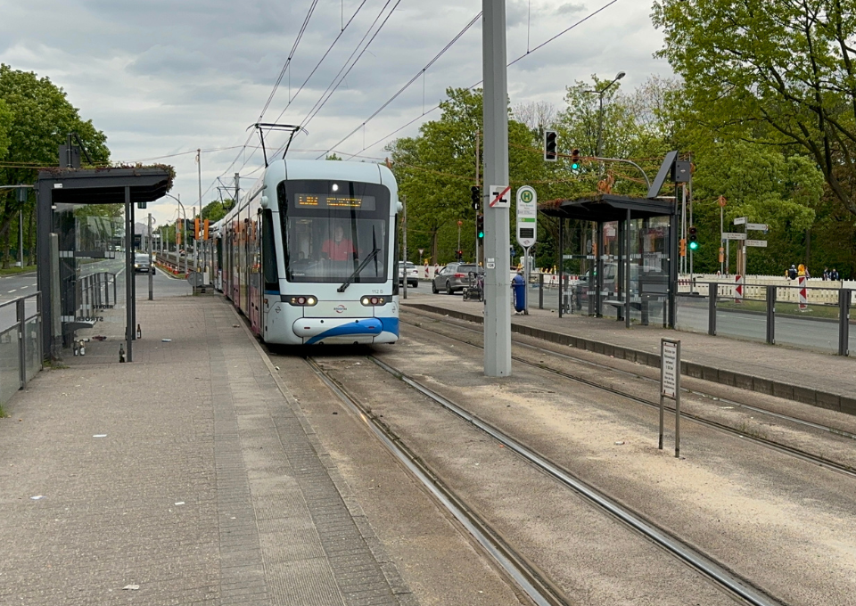 Eine Straßenbahn an einer Haltestelle