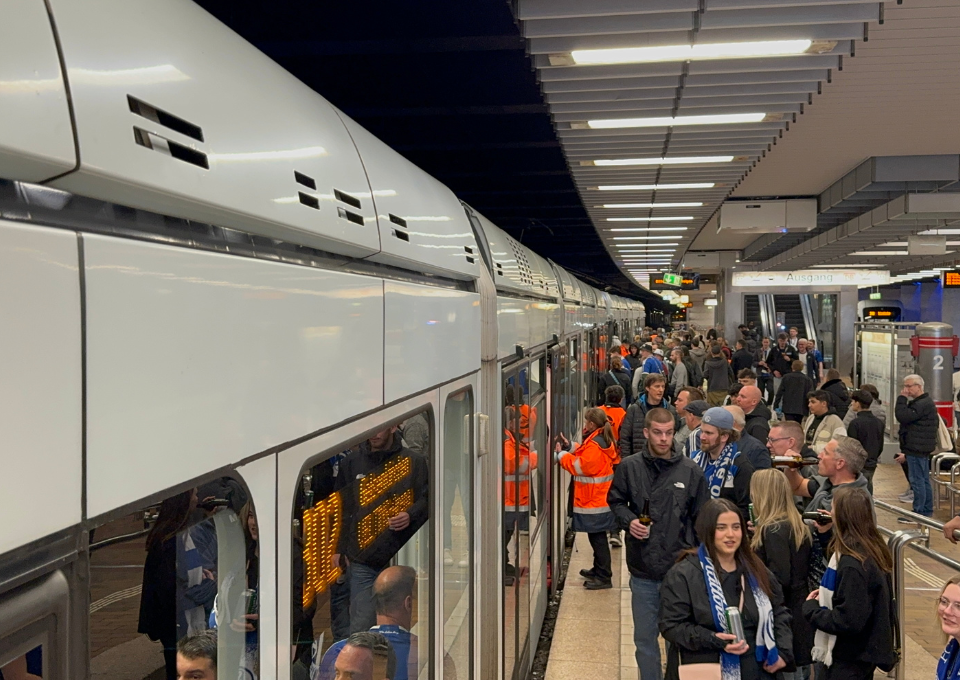 Eine Straßenbahn am Gelsenkirchener Hbf 