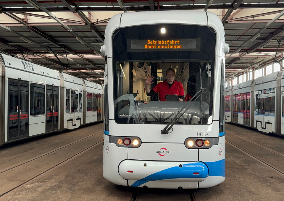 VRR-Mitarbeiter Robert Nieberg winkt aus einer Straßenbahn