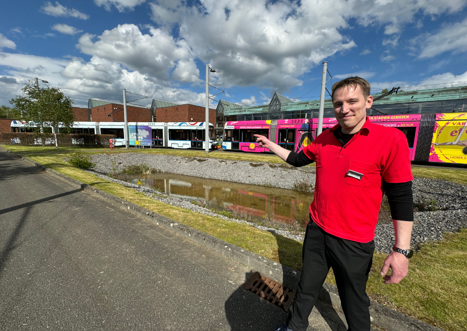 VRR-Kollege Robert Nieberg am Straßenbahndepot der Bogestra