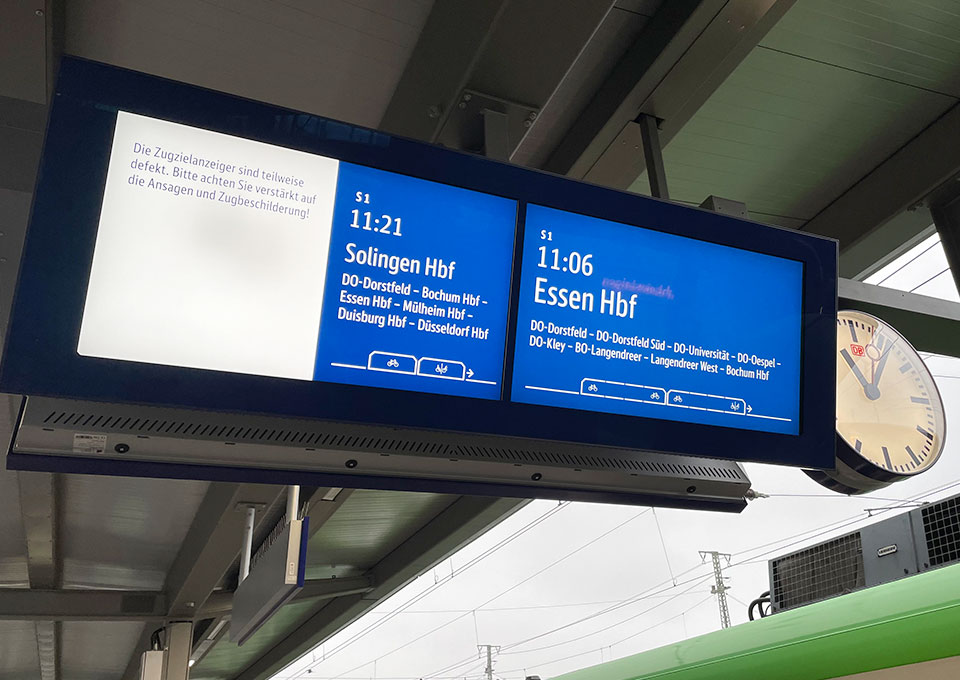 Fahrgastinformationsanzeiger mit Informationen zu zwei Zugverbindungen