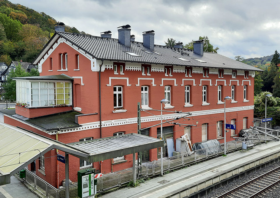Blick auf ein Bahnhofsgebäude im VRR