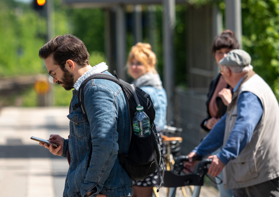 Gruppe von Menschen steht am Bahnsteig